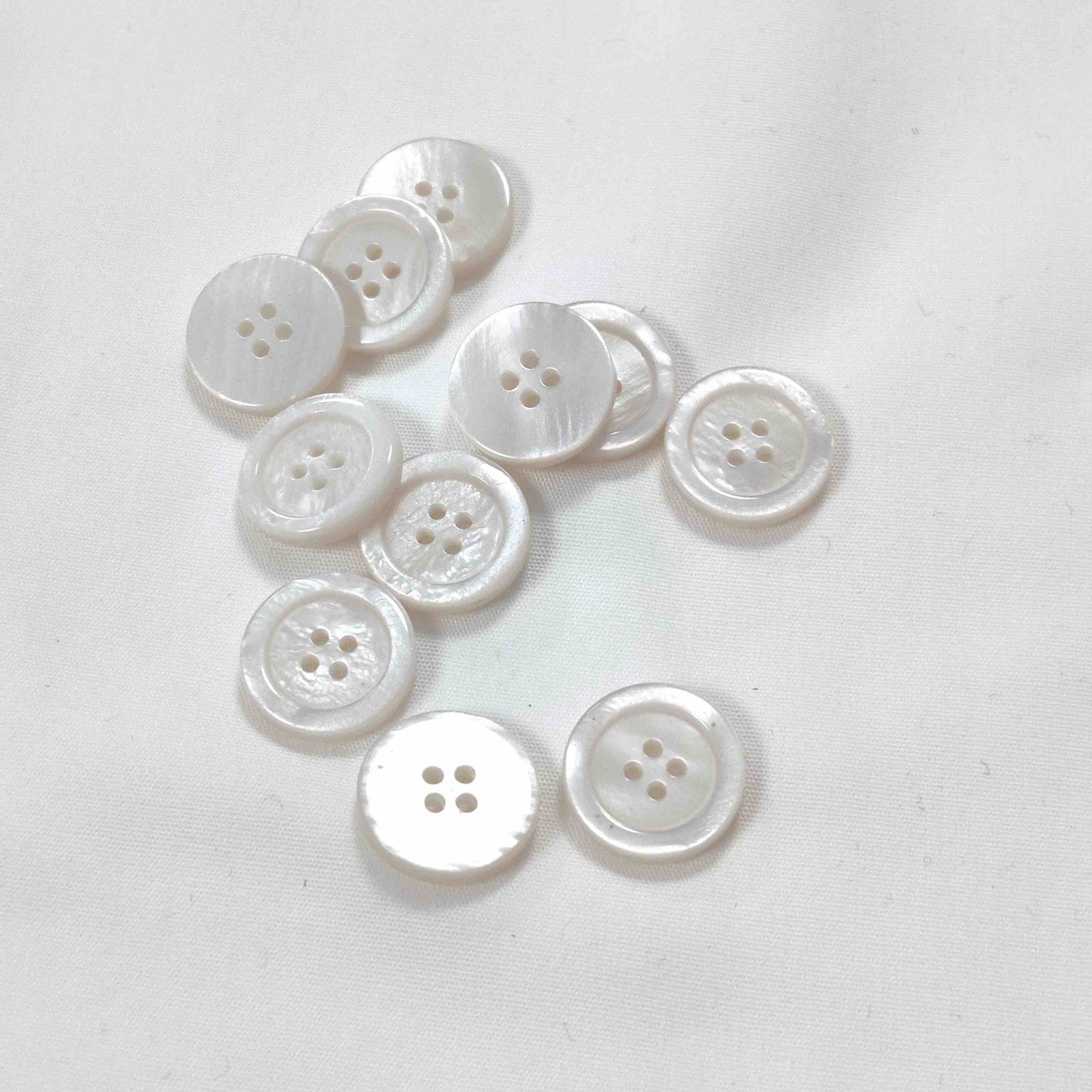 Polyesterknopf mit Rand 4-Loch, 15 mm