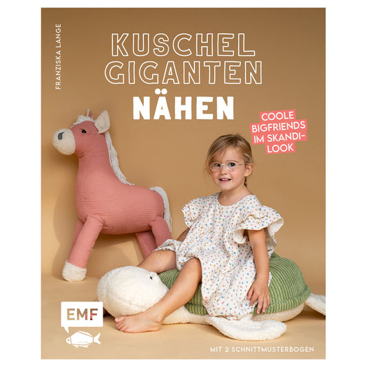 Buchcover „Kuschelgiganten nähen" von Franziska Lange mit XXL-Kuscheltieren im Skandi-Look