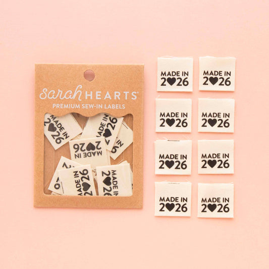 „Made in 2026“ Mittelfalz-Etiketten aus Bio-Baumwolle von Sarah Hearts