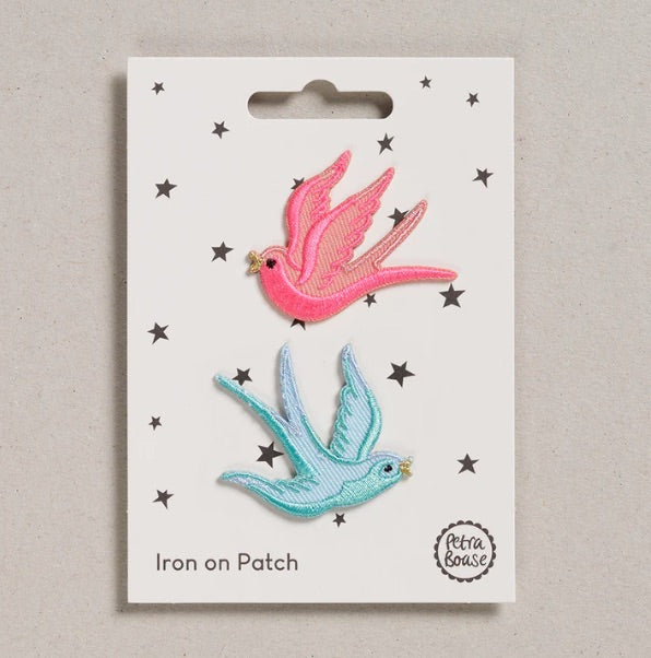 Bügelpatch Schwalben pink und blau