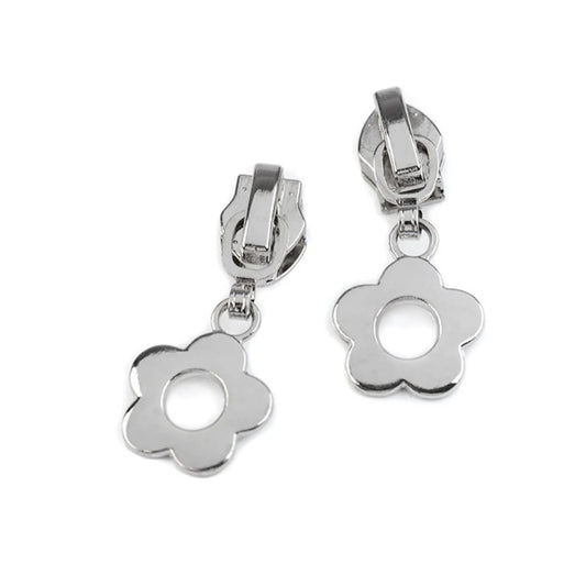 Bügelschieber für 6 mm Spiralreißverschluss mit Autolock und silbernem Blume-Anhänger. Ideal für Taschen, Jacken oder Accessoires.