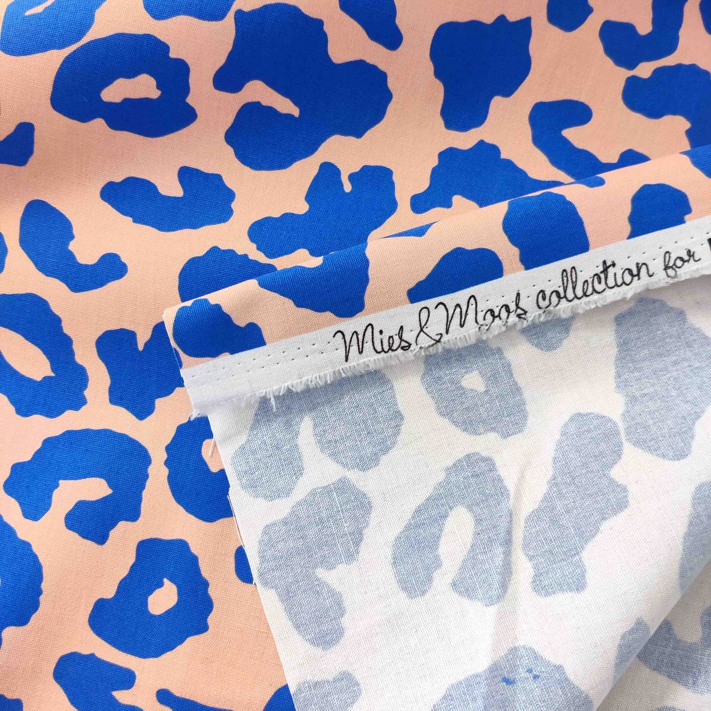 Canvasstoff mit Leoprint rosa blau