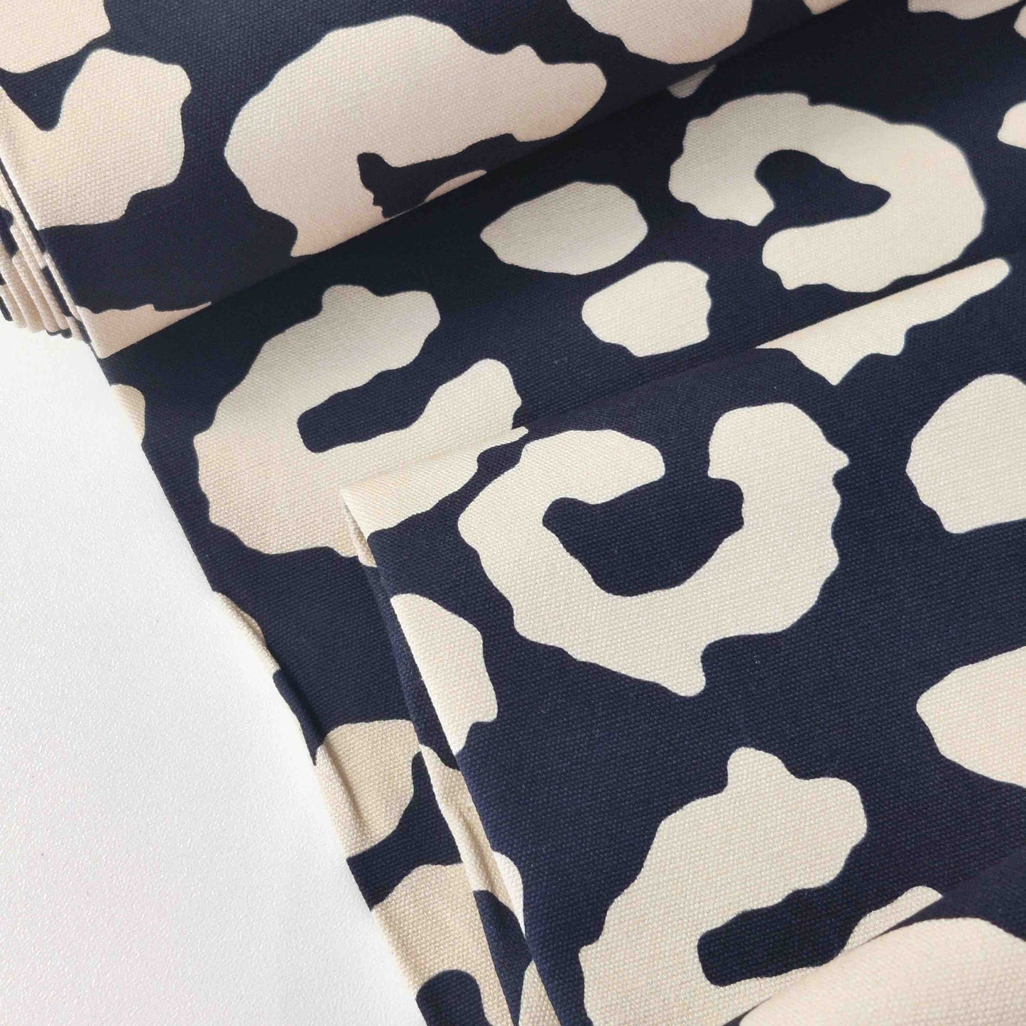 Canvasstoff mit Leoprint schwarz beige