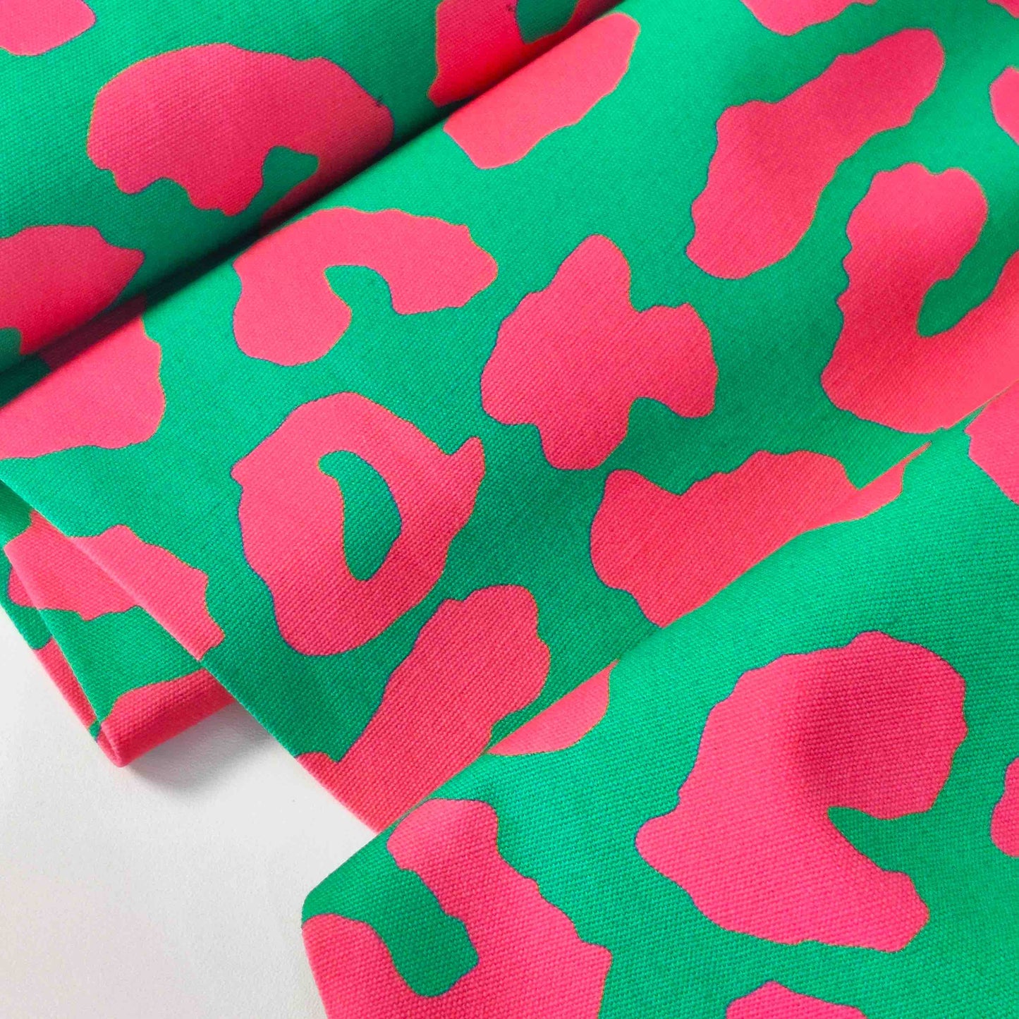 Canvasstoff mit Leoprint grün pink