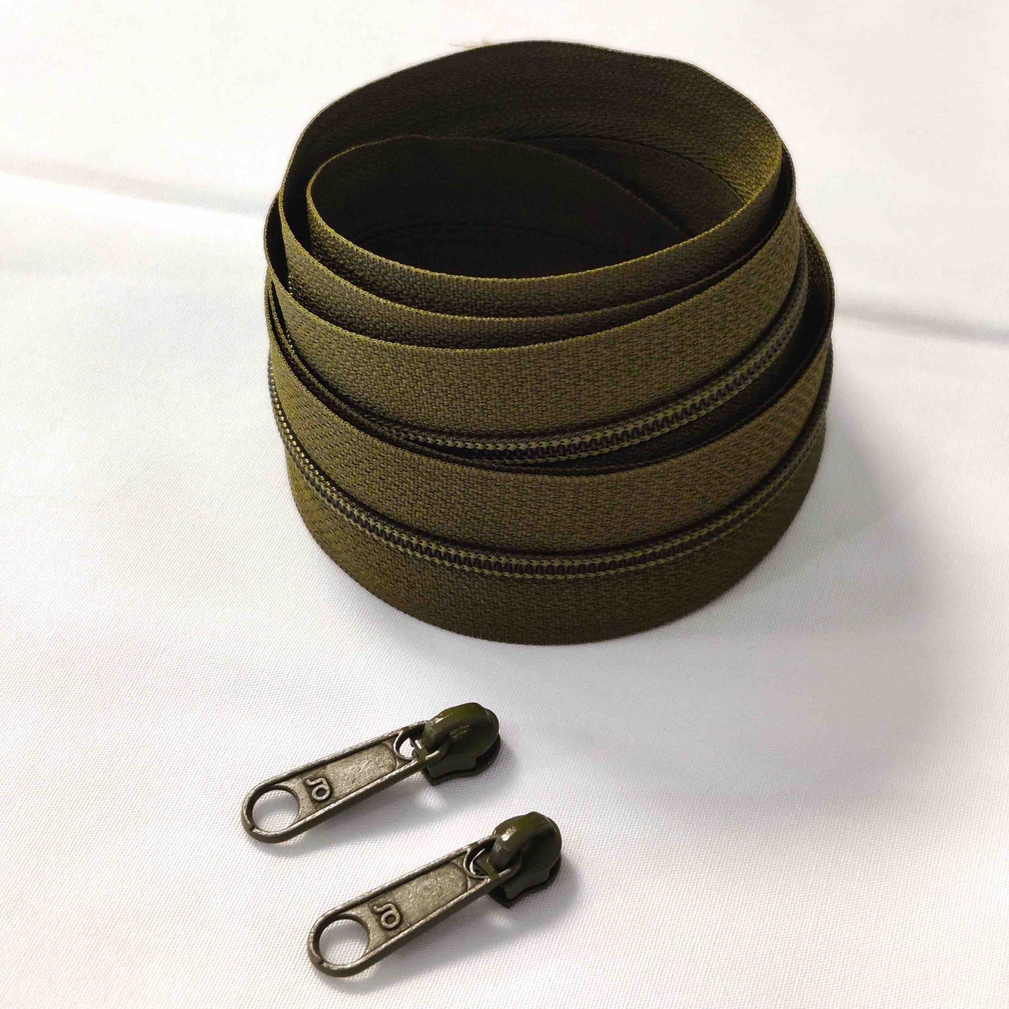 Endlos Reißverschluss mit 3 mm Spirale olivgrün