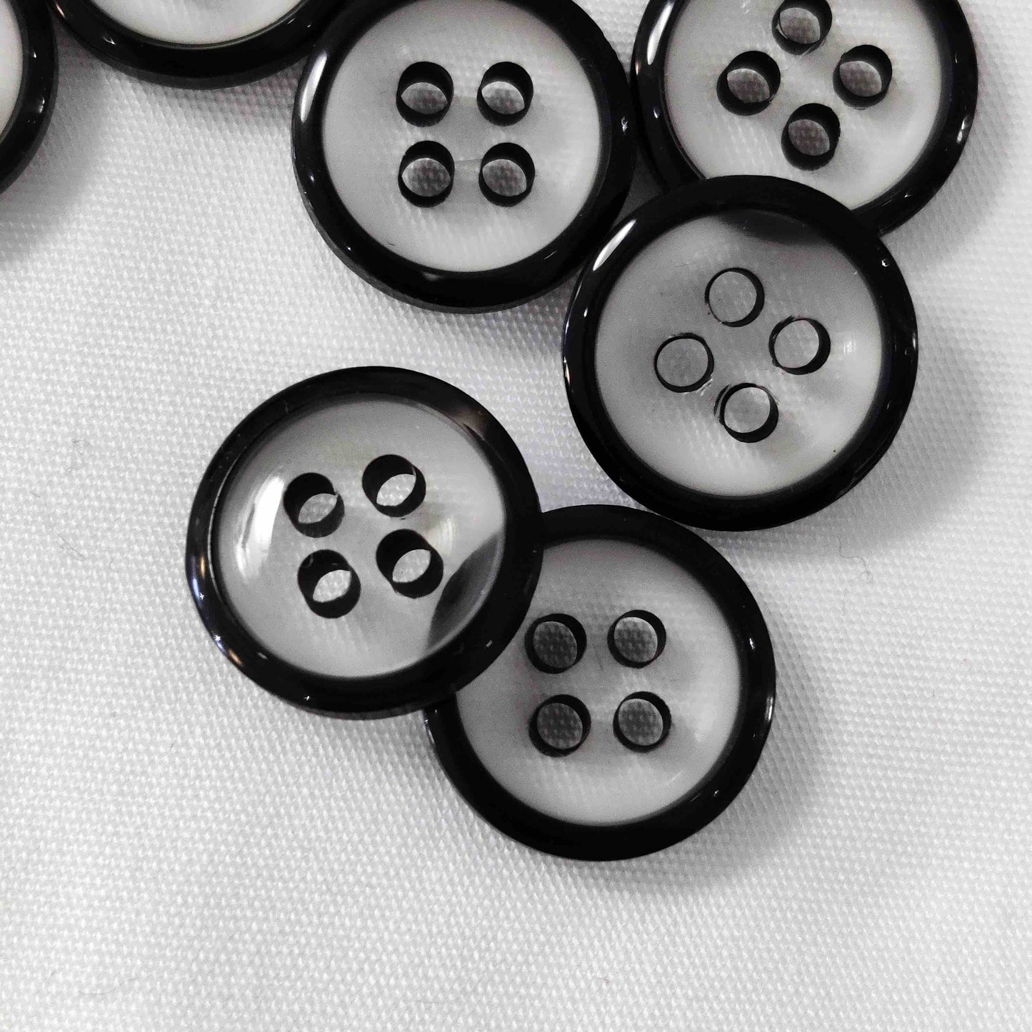 Polyester Knopf 4-Loch mit Rad 12 mm