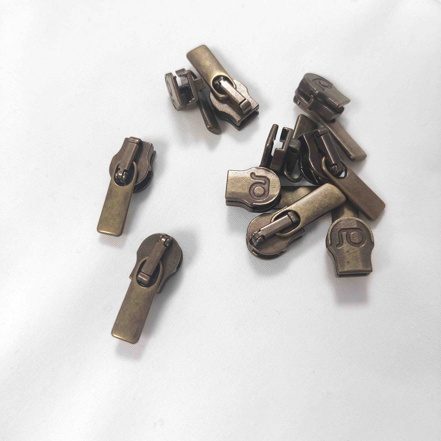 Schieber für metallisierte Endlosreißverschlüsse – Standardanhänger