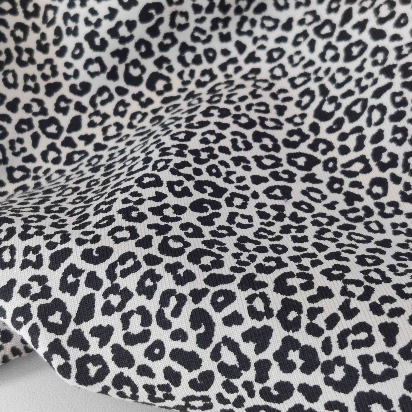 Jersey Stoff mit kleinem Leomuster, elastisch und weich, Baumwolljersey für Shirts, Kleider, Leggings und Kinderkleidung.