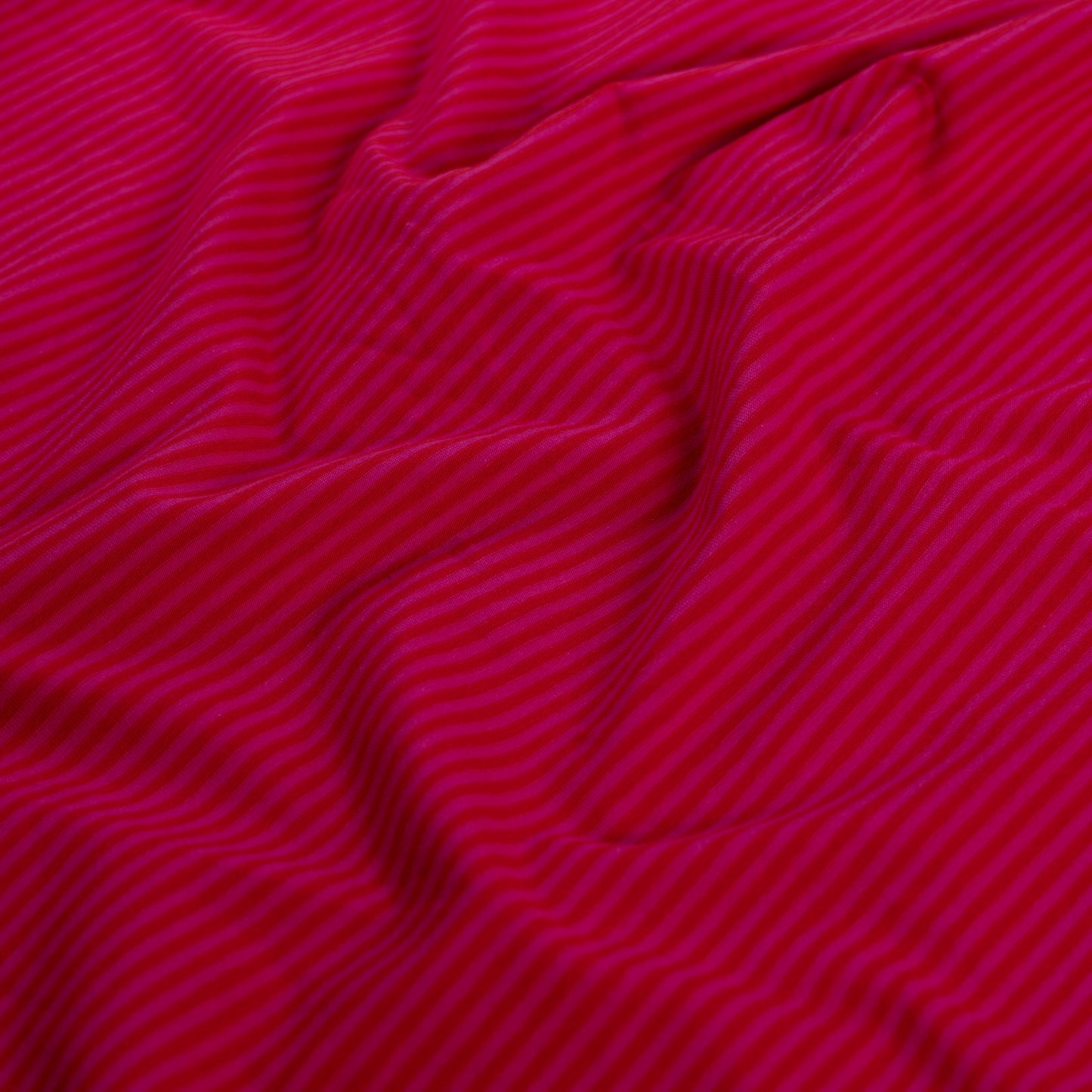 Jersey Stoff mit feinen roten 2,5 mm Streifen, gestrickt, weich und elastisch, ideal für T-Shirts, Kleider, Leggings und Kinderkleidung.
