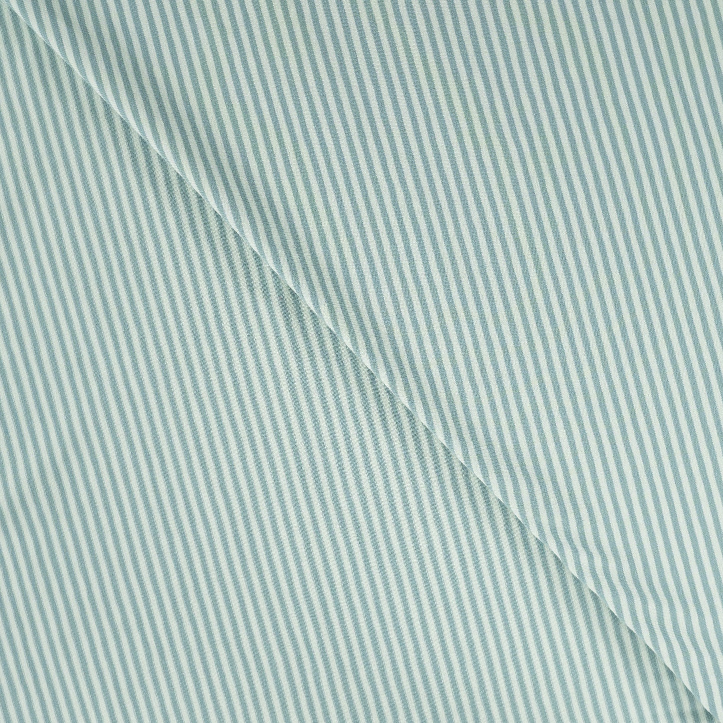 Jersey Stoff mit feinen grünen 2,5 mm Streifen, gestrickt, weich und elastisch, ideal für T-Shirts, Kleider, Leggings und Kinderkleidung.