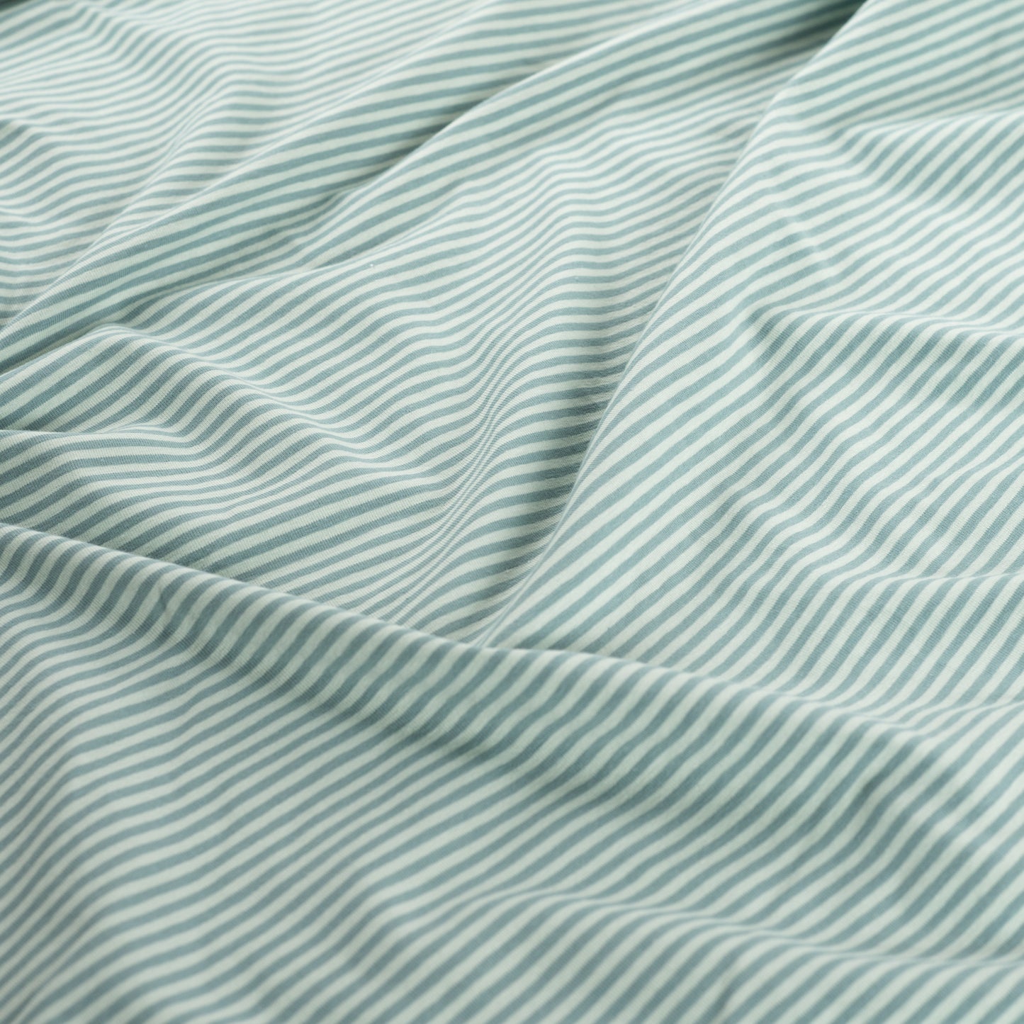Jersey Stoff mit feinen grünen 2,5 mm Streifen, gestrickt, weich und elastisch, ideal für T-Shirts, Kleider, Leggings und Kinderkleidung.
