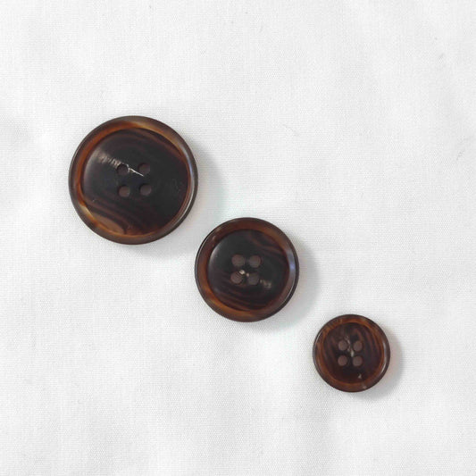 Klassischer Knopf in Braun mit Rand, 4-Loch – Größen 15, 20 und 25 mm – zeitlos und vielseitig für Kleidung und Accessoires.