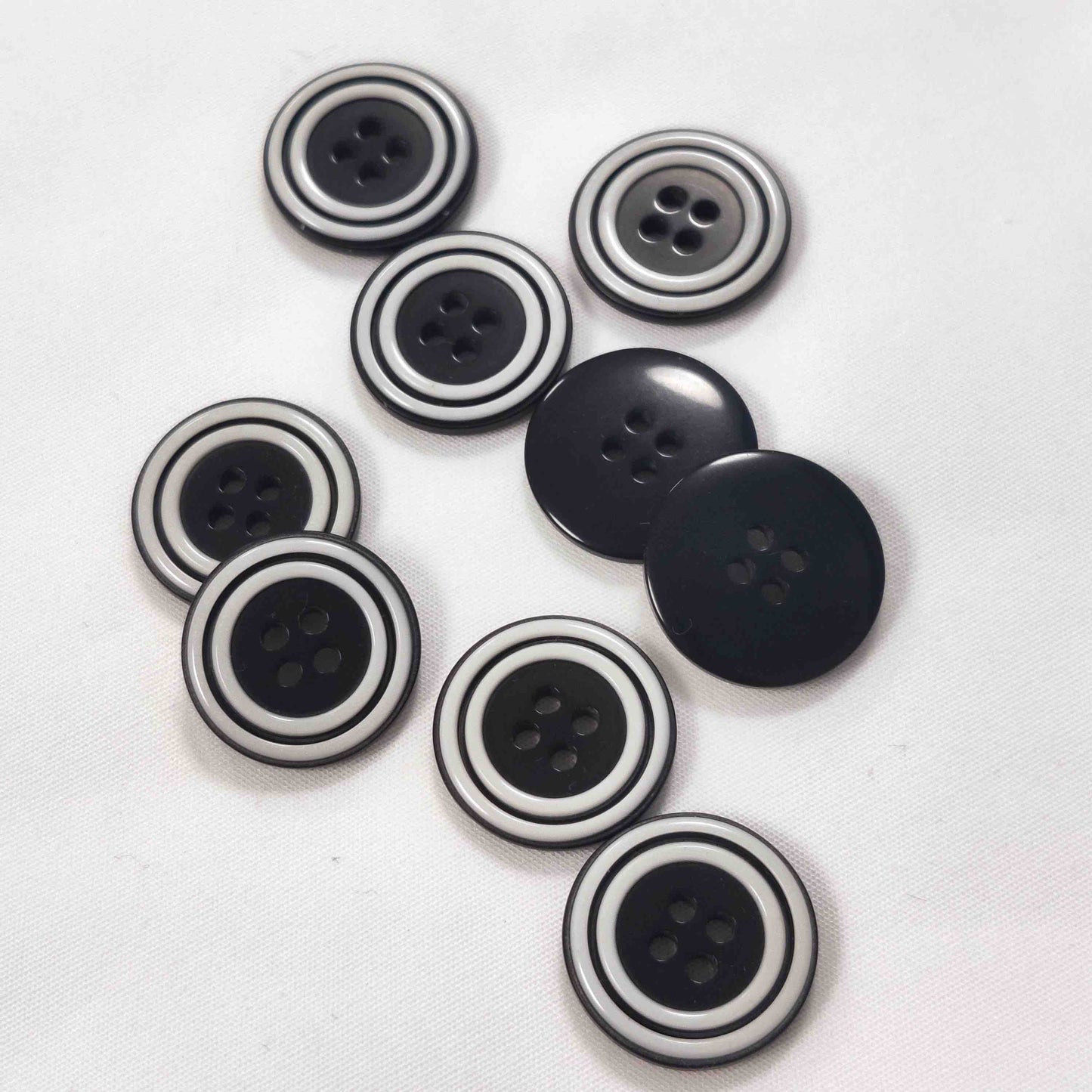 Polyester Knopf 4-Loch 18 mm mit weißem Rand