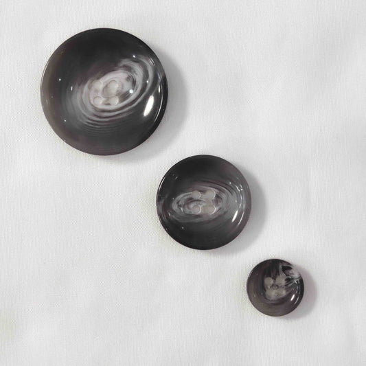 Veno Mantelknopf in Grau, 4-Loch, konkav – Größen 15, 25 und 35 mm – stabil und zeitlos für Mäntel, Jacken und Blazer.