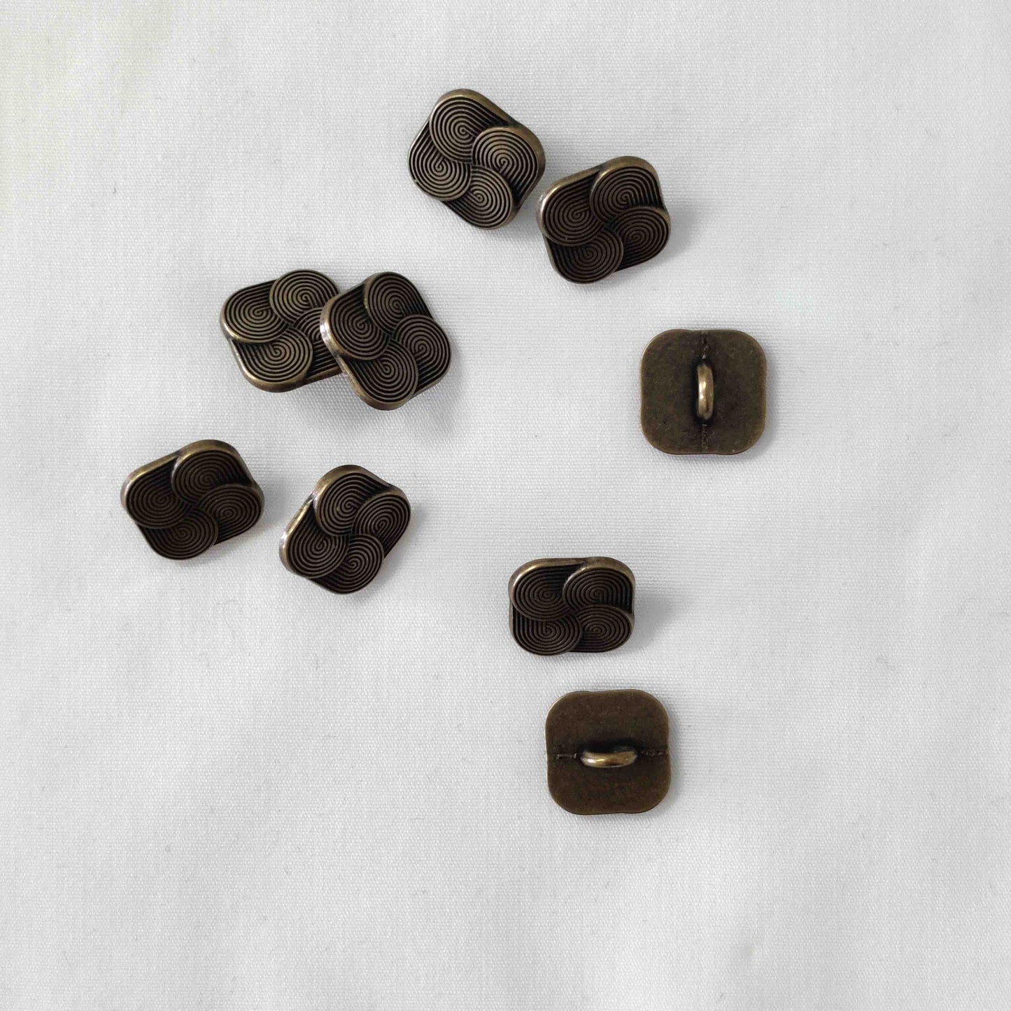 Metallknopf mit Öse altmessing