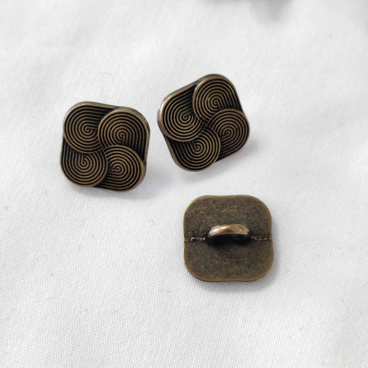 Metallknopf mit Öse altmessing