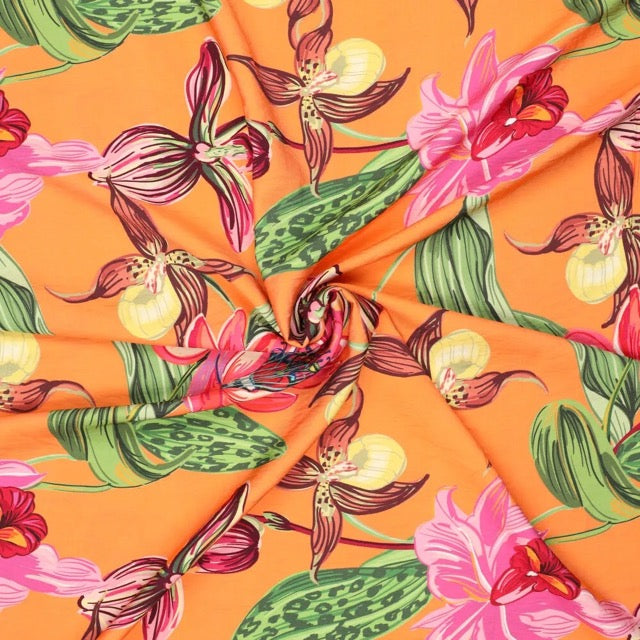 Viscose Twill Camiguin orange 140 cm breit mit Orchideen-Sommerprint – perfekt fallend für Röcke und Tops bei kikkomo.de