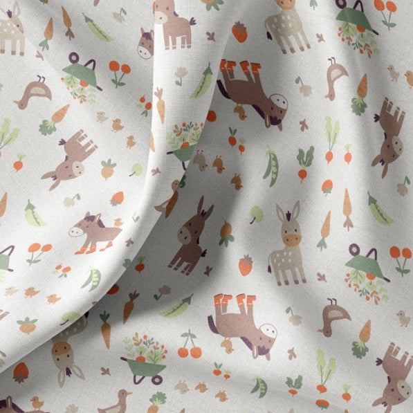 Baumwollstoff mit Esel, Schubkarre und Karotten-Motiven