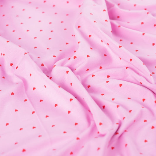 Single Jersey „Herzklopfen“ in Rosa mit kleinen roten Herzen