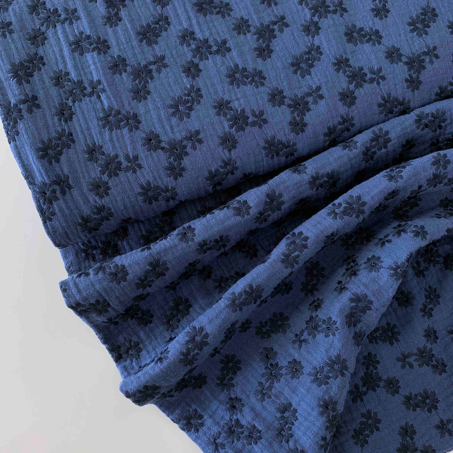 Musselinstoff mit Stickerei blau