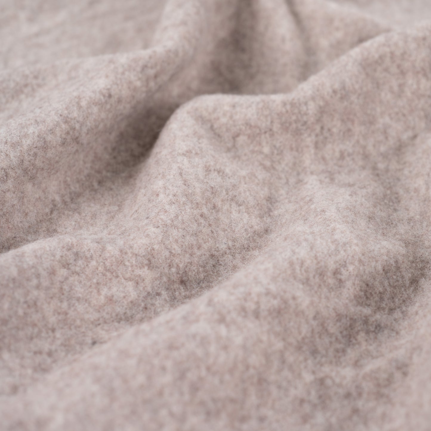 Merino Wollfleece sand aus 100 % Naturfaser, weich, warm und atmungsaktiv. Ideal für Jacken, Pullover, Baby- und Kinderkleidung sowie Decken.