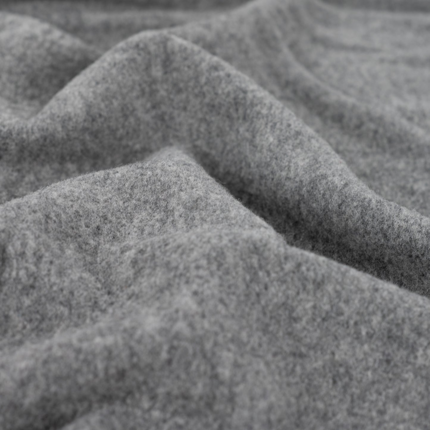 Merino Wollfleece grau aus 100 % Naturfaser, weich, warm und atmungsaktiv. Ideal für Jacken, Pullover, Baby- und Kinderkleidung sowie Decken.