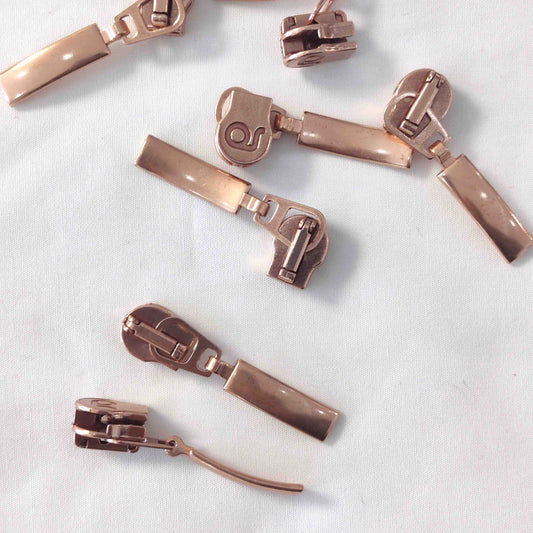 Schieber für metallisierte Endlosreißverschlüsse – Bogenanhänger, Farbe kupfer – stabil und stilvoll für Taschen & Kleidung.