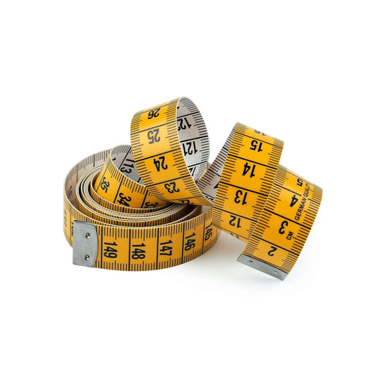 Maßband 150 cm mit gelber und weißer Seite. Flexibel, robust, mit Metallenden – ideal für Nähen, Schneidern und Handarbeiten.
