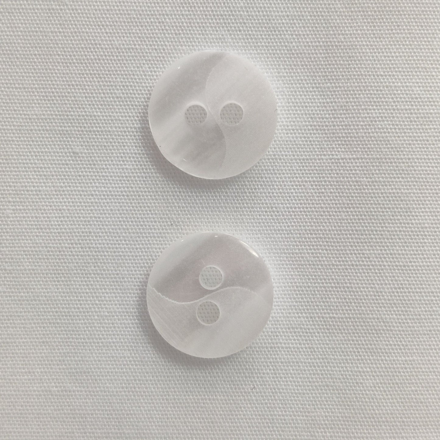 2-Loch Polyesterknopf Yin & Yang weiß 13mm