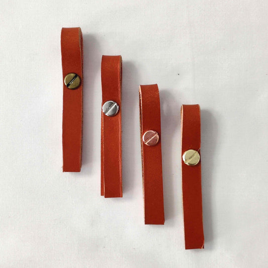 Lederanhänger / Lederschlaufe mit Buchschraube cognac