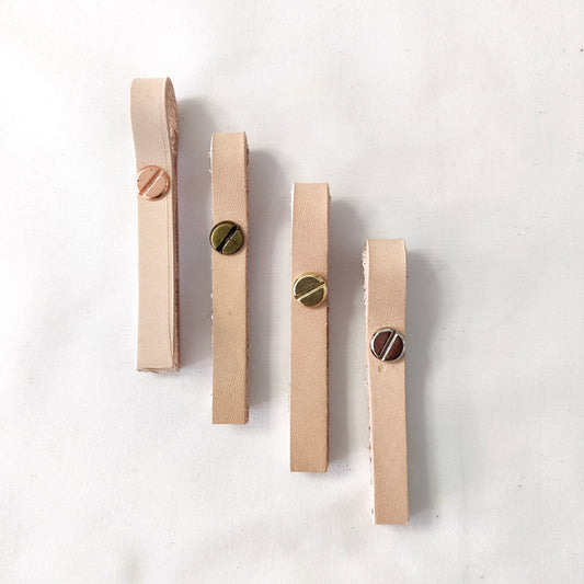 Lederanhänger / Lederschlaufe mit Buchschraube natur