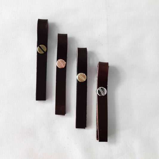 Lederanhänger für Taschen mit Buchschraube