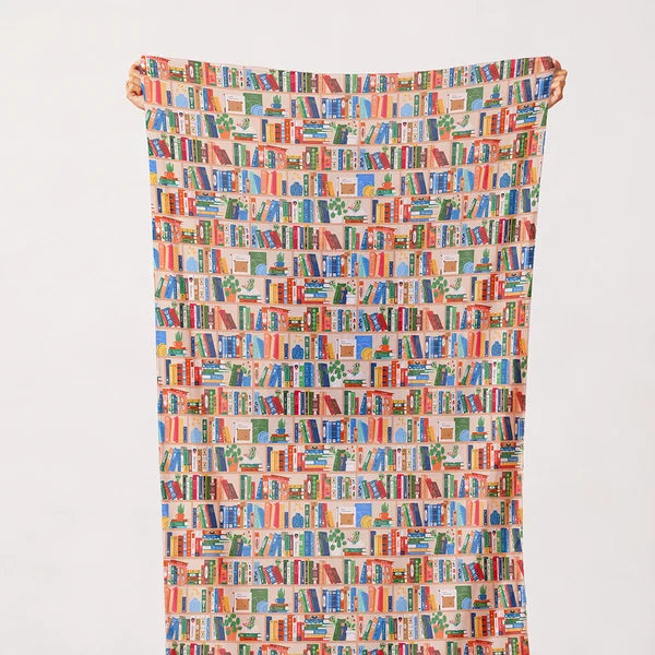 Paintbrush Studio Book Shelves Baumwollstoff mit bunten Bücherregalen, Pflanzen und Bücherwürmern