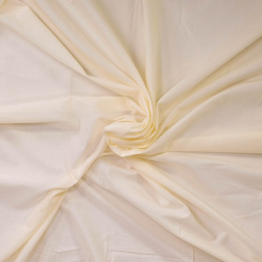 Baumwollbatist – leichter Stoff in Weiß oder Cremeweiß, fein gewebt & glatt, ideal für Kleidung und Futterstoffe.