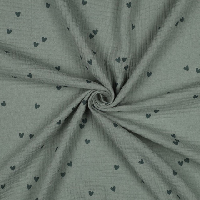 Musselin-Stoff in Salbeigrün mit dunkelgrünen Herzchen-Allover-Print, weiche Doppelgaze aus Baumwolle, 135cm breit.