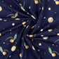 Kinder-Jersey dunkelblau mit gelben Sternen, Mond, Planeten und schwebendem Kind, Baumwolljersey für Kinderkleidung