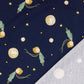 Kinder-Jersey dunkelblau mit gelben Sternen, Mond, Planeten und schwebendem Kind, Baumwolljersey für Kinderkleidung