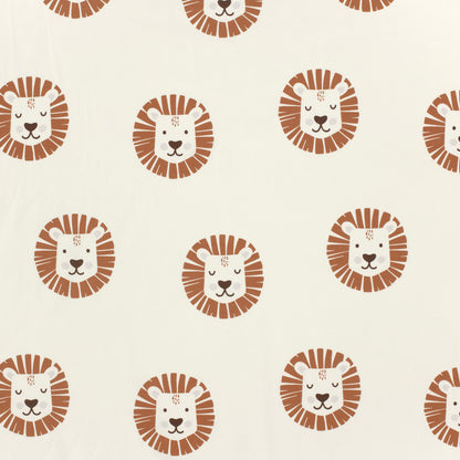 Kinderjersey mit Löwenköpfen, teils mit offenen, teils mit geschlossenen Augen. Weicher, elastischer Stoff für Kindermode.