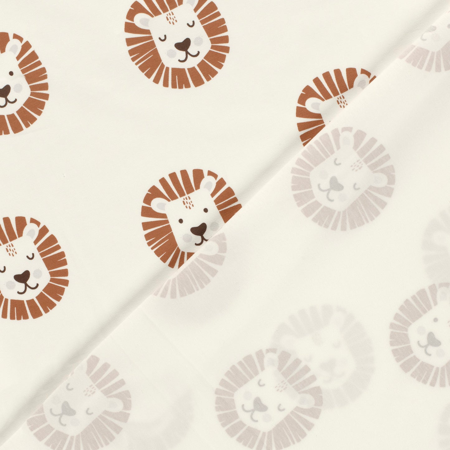 Kinderjersey mit Löwenköpfen, teils mit offenen, teils mit geschlossenen Augen. Weicher, elastischer Stoff für Kindermode.