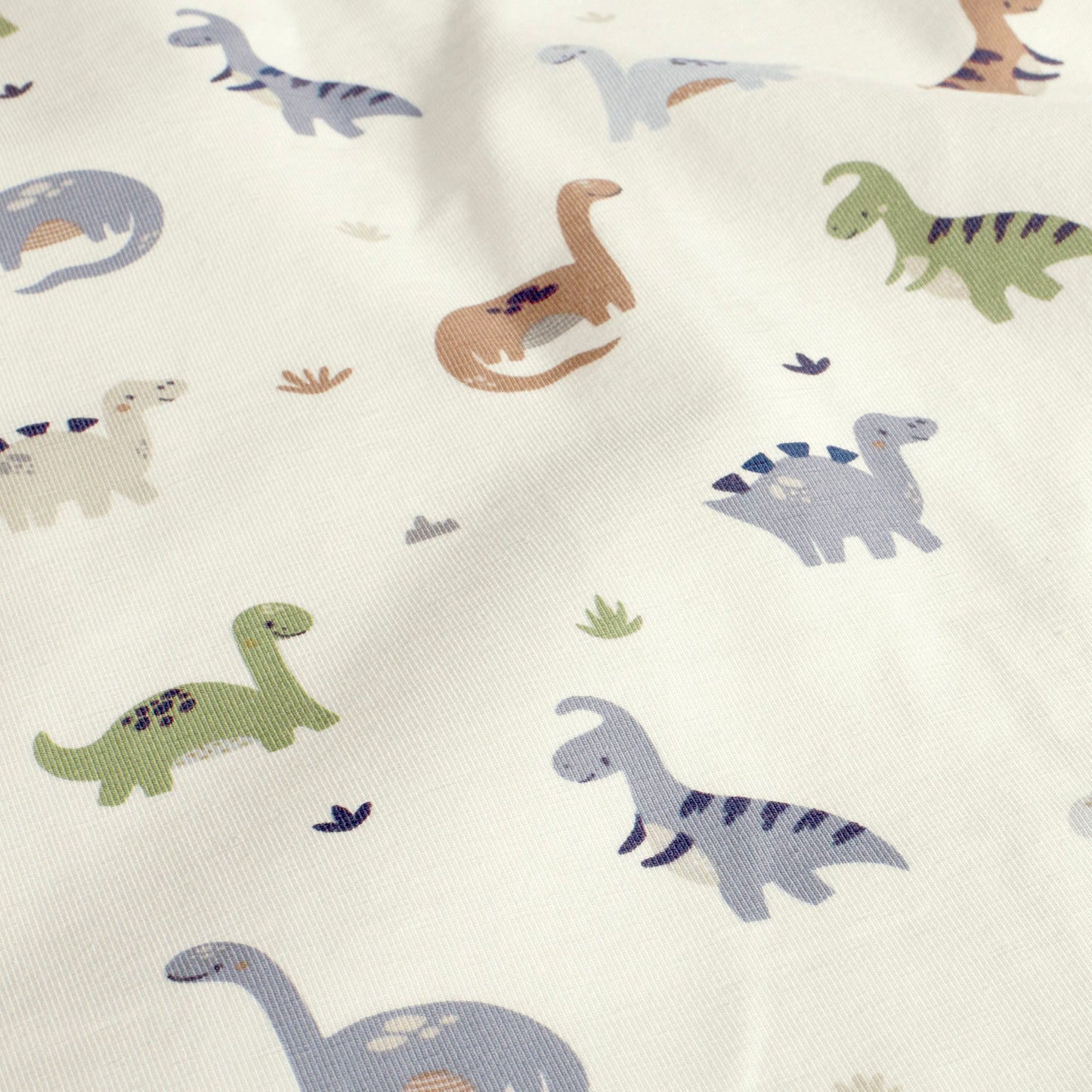Kinderjersey mit kleinen Dinosauriern. Weicher, elastischer Stoff für Kindermode wie Shirts, Hosen, Kleider und Schlafanzüge.