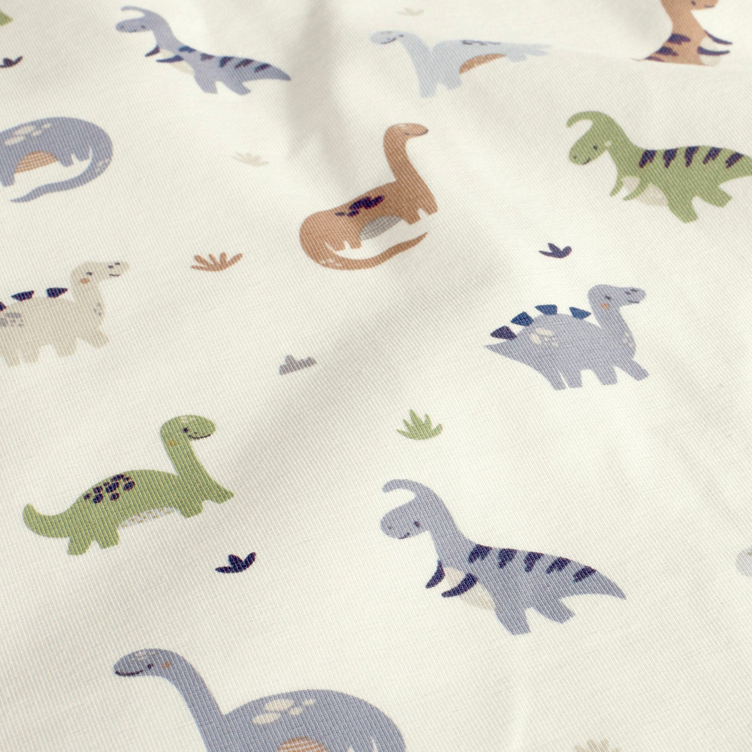 Kinderjersey mit kleinen Dinosauriern. Weicher, elastischer Stoff für Kindermode wie Shirts, Hosen, Kleider und Schlafanzüge.