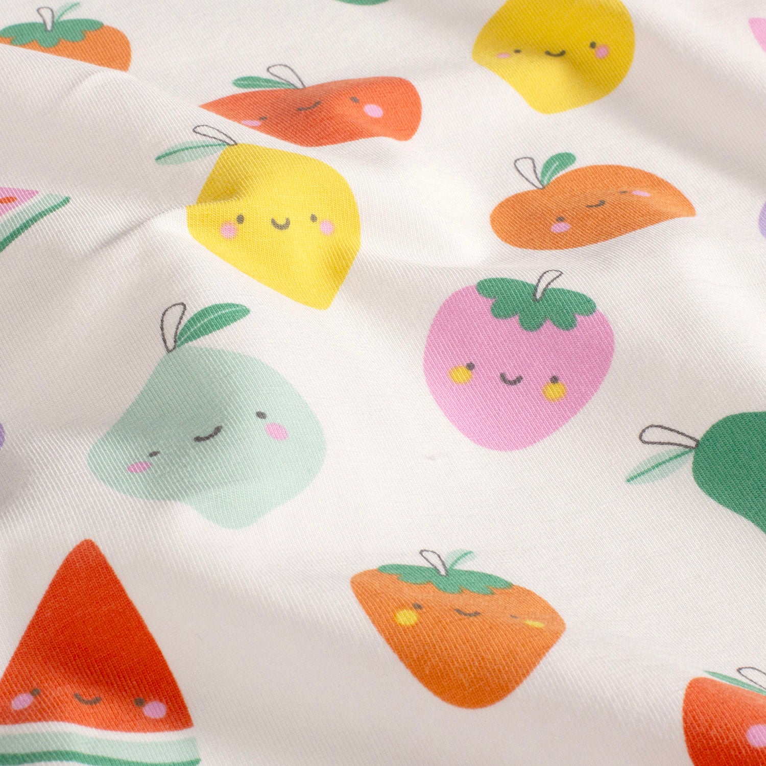 Jersey “Happy Fruits” mit buntem Obst und Gesichtern. Weich, elastisch und ideal für Kinderkleidung, Shirts, Kleider oder Accessoires.