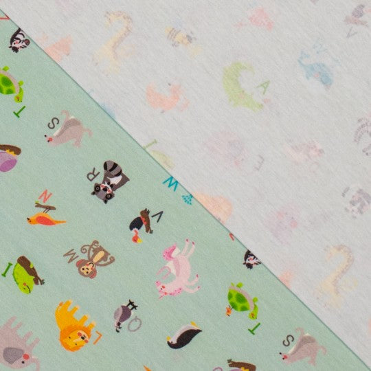 Jersey Stoff mit Tieren und Alphabet-Buchstaben auf mintgrünem Hintergrund