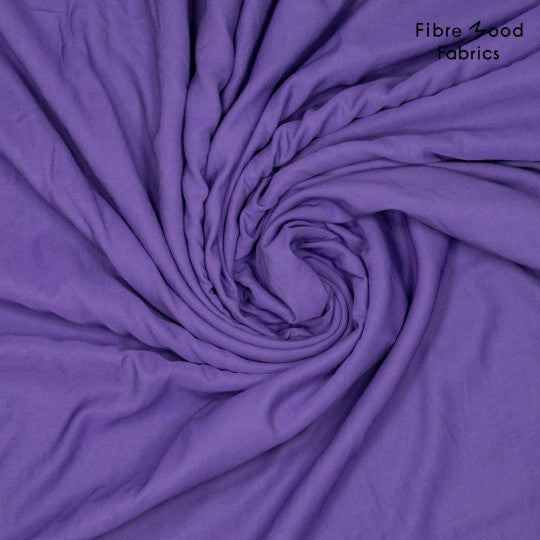 Viskose Twill aus der Fibre Mood Kollektion in sattem Lila mit feiner diagonaler Webstruktur. FM792423-641