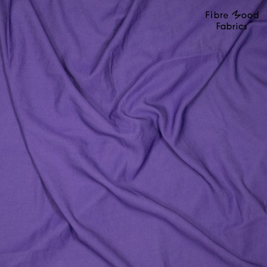 Viskose Twill aus der Fibre Mood Kollektion in sattem Lila mit feiner diagonaler Webstruktur. FM792423-641
