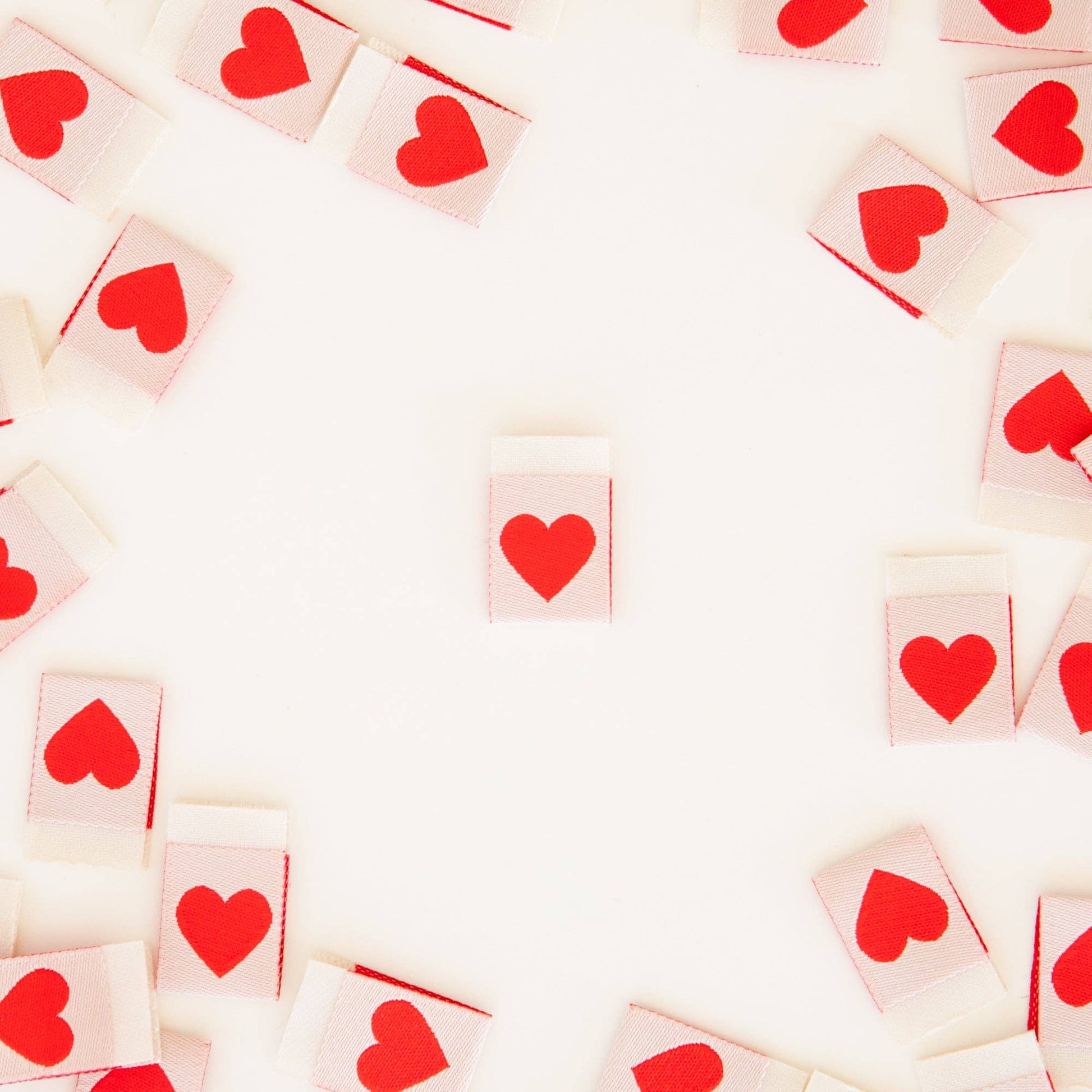 Webetiketten mit rotem Herz von Sarah Hearts