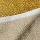 Baumwolle senf mit kleinen weißen Punkten