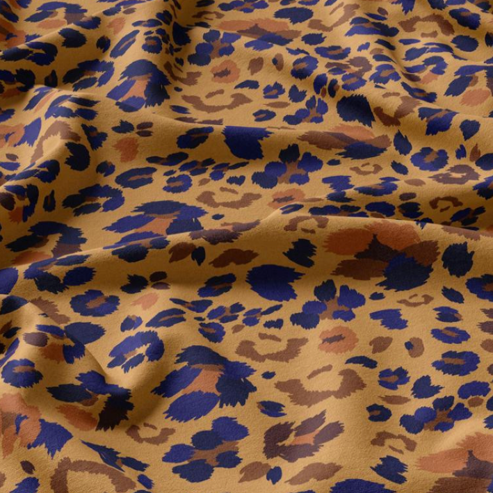 Fließender Viskosestoff mit Leo-Muster, Detailansicht Stoffoberfläche