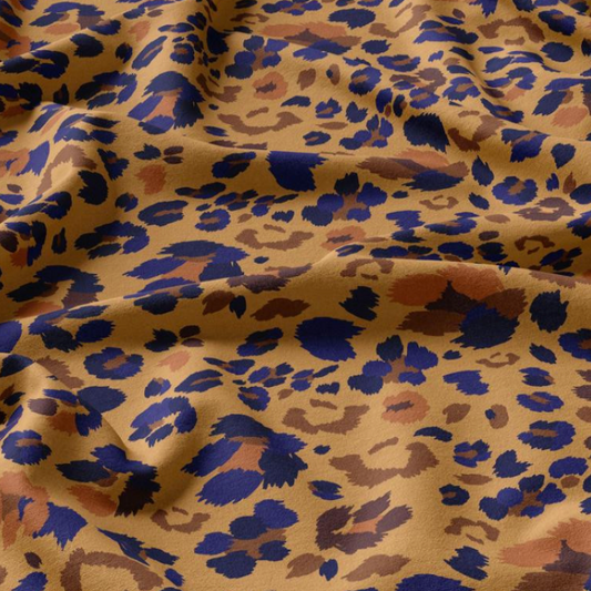 Fließender Viskosestoff mit Leo-Muster, Detailansicht Stoffoberfläche