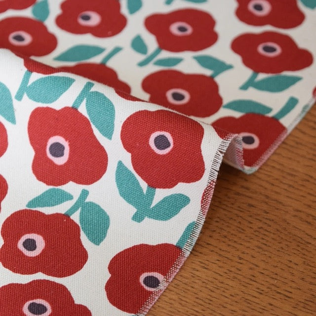 KOKKA Linnea Pure Blossom Oxford Baumwollstoff mit roten Blumen und türkisgrünen Blättern
